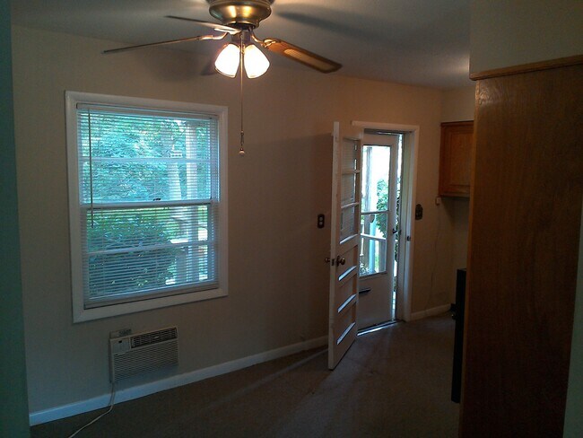 Building Photo - **UPCOMING**East Columbus 3 bedroom/1 bath...