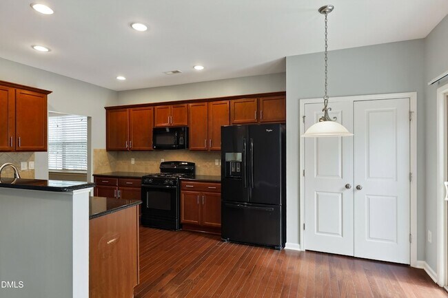 Building Photo - 614 Rose Laurel Ct