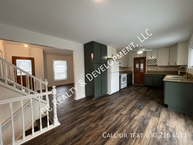 Building Photo - ***NAPERVILLE / 4 BDRM - 2 BTH / LARGE FEN...