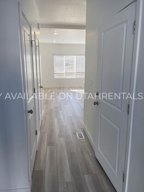 Building Photo - 1605 W Charmer Ln