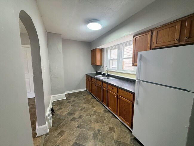 Building Photo - 4 Bedroom 1 Bathroom Single Family Home for Rent!