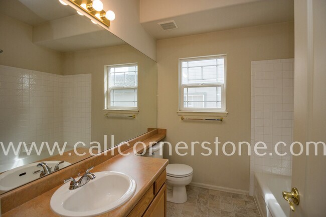 Building Photo - 3305 Hollycrest Dr