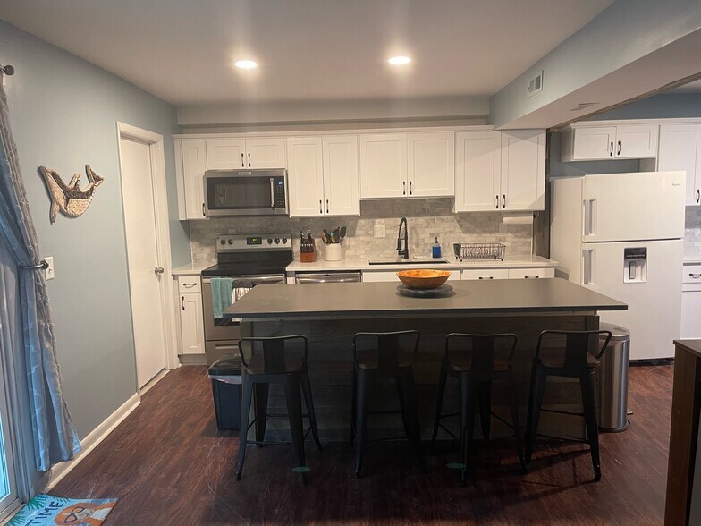 Kitchen - 3751 Pendleton Ave