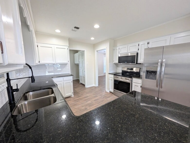 Building Photo - 531 Pine Hills Dr