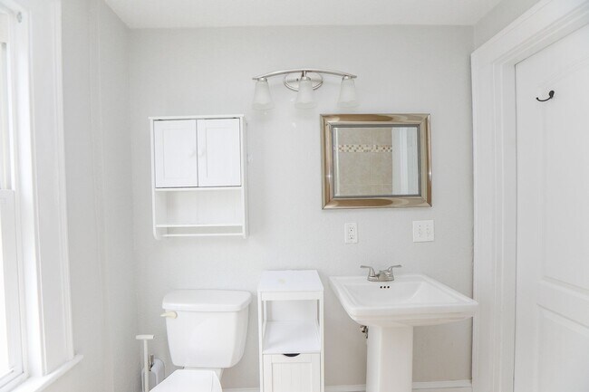Building Photo - Stunning home rental in Portsmouth!