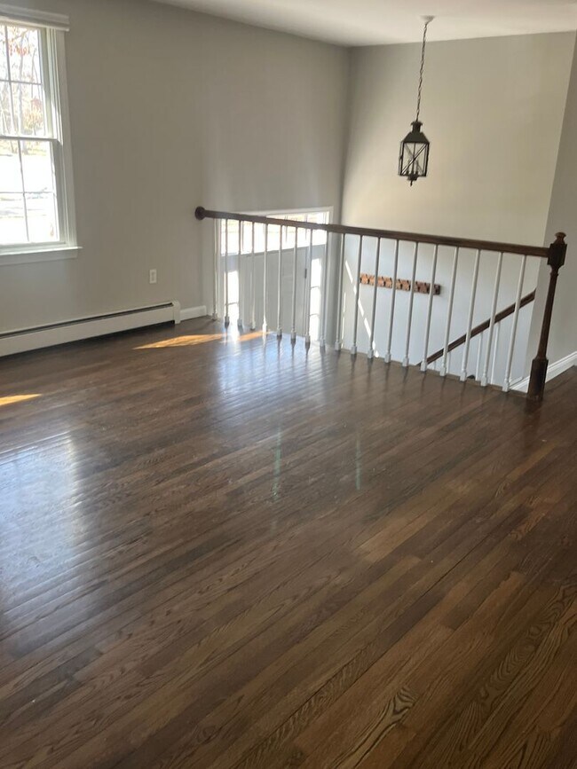 Building Photo - Great 3 Br / 2 Ba Split Level Home in Sandwich