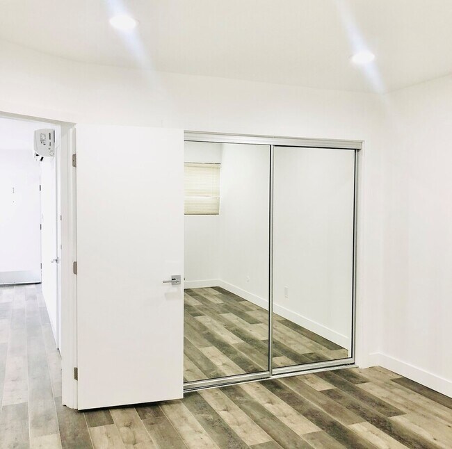 Building Photo - 1333 W 36th Pl