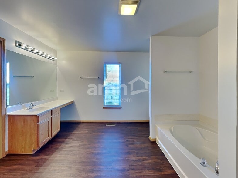 Building Photo - 3217 Kenilworth Ln