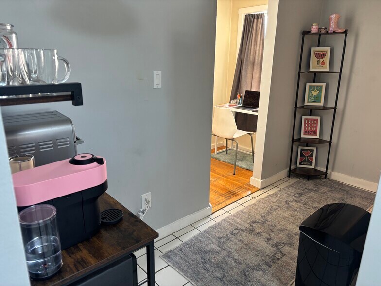 Building Photo - 527 E 3rd St