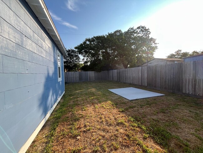 Building Photo - Well Maintained Two Bedroom One Bath!