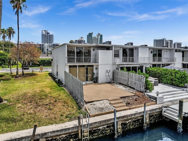 Building Photo - 825 NE 26th Ave