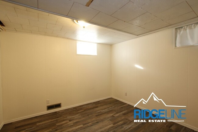 Building Photo - MOVE IN SPECIAL! East-End Home with Large Garage for Lease!