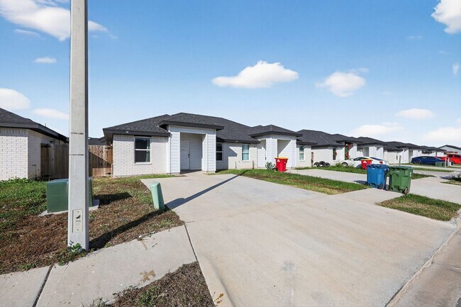 Building Photo - Charming 3BR Duplex in Brownsville