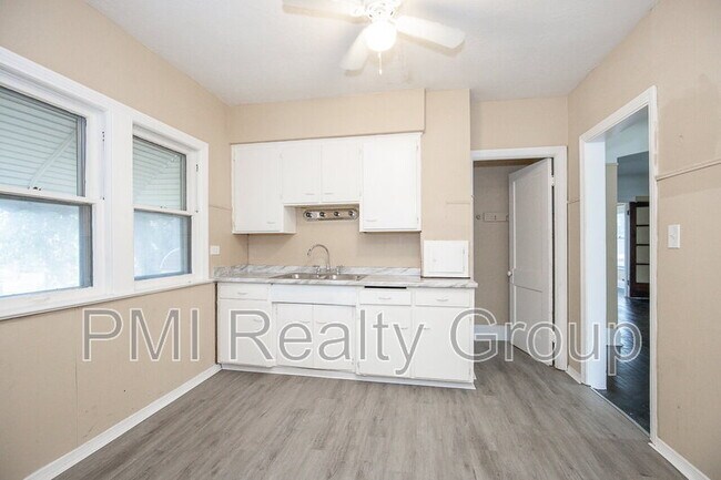 Building Photo - 888 Evangeline Rd