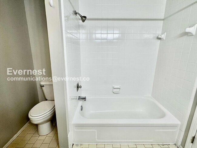 Building Photo - 3 Bed, 2 Bath Home with Garage / Pet-Friendly / Available Now!