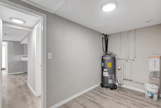Building Photo - 7210 Parrot Dr