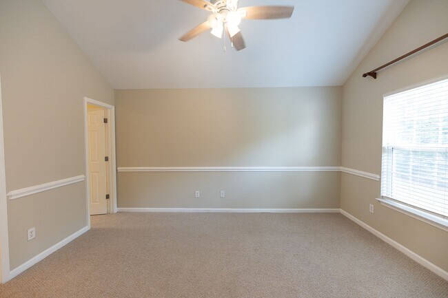 Building Photo - 121 Goldfinch Ave