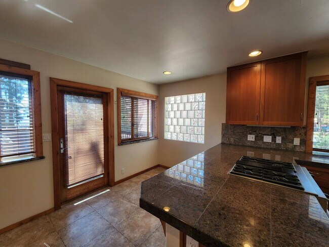Building Photo - 252 - Yaho Duplex