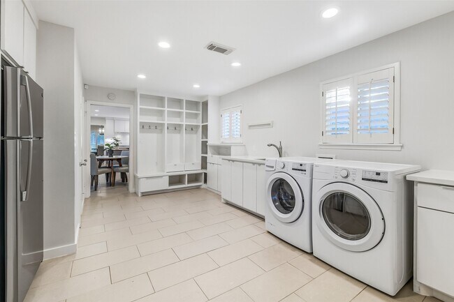 Building Photo - 12326 Old Oaks Dr