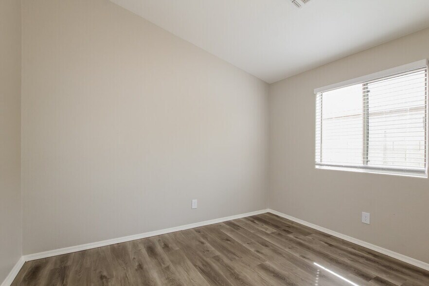 Building Photo - 15227 W Fillmore St