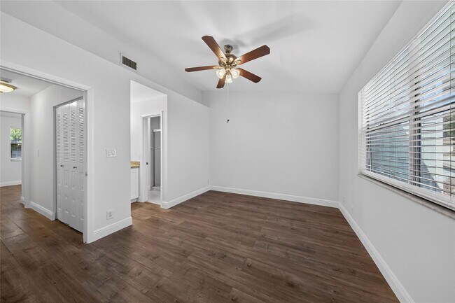 Building Photo - 1921 NE 15th Ave