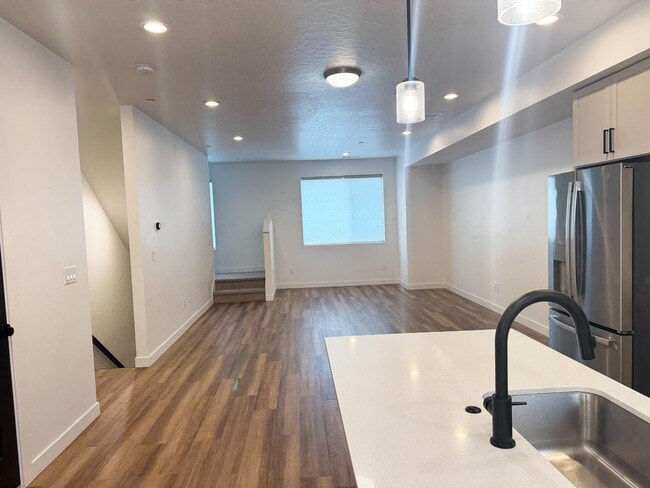 Building Photo - 359 N 700 W