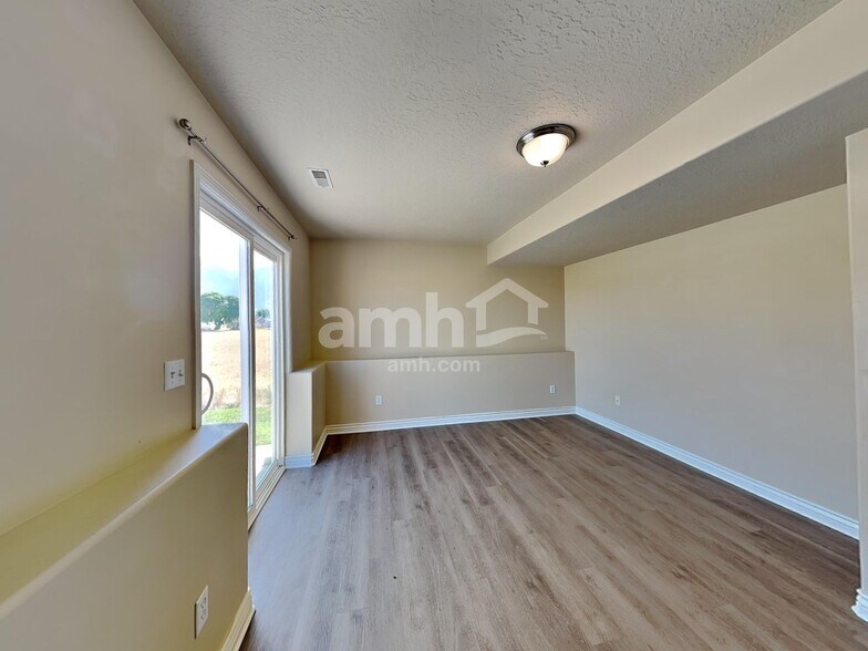 Building Photo - 340 W Oaks Dr