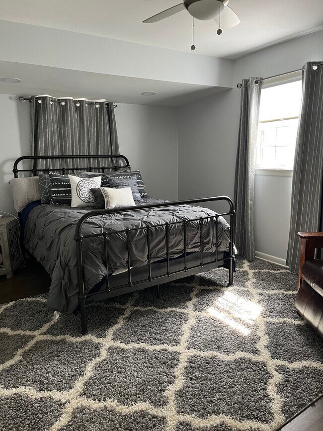 Building Photo - 8445 N Greenvale Rd