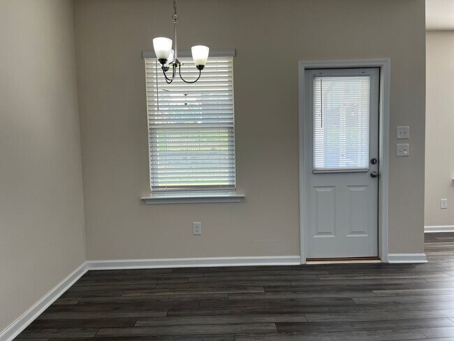 Building Photo - AMAZING LOCATION, Fantastic 4 Bed Home, In...