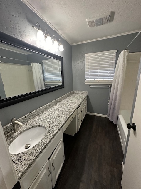 Main full bathroom - 2904 Richard Rd.