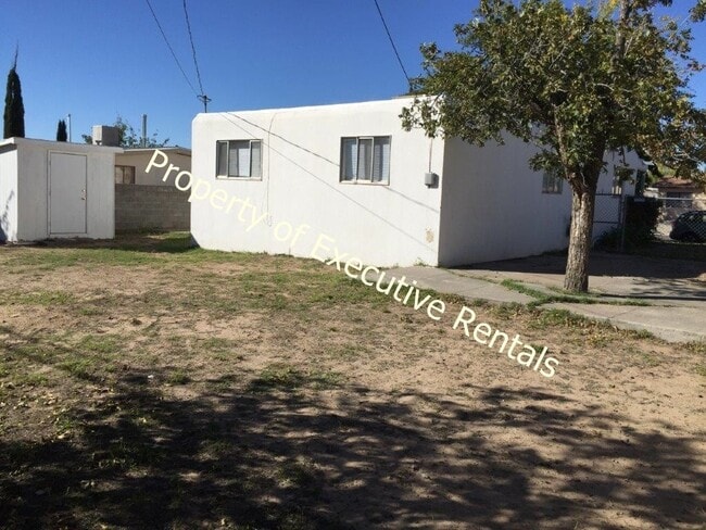 Building Photo - 2324 E Idaho Ave