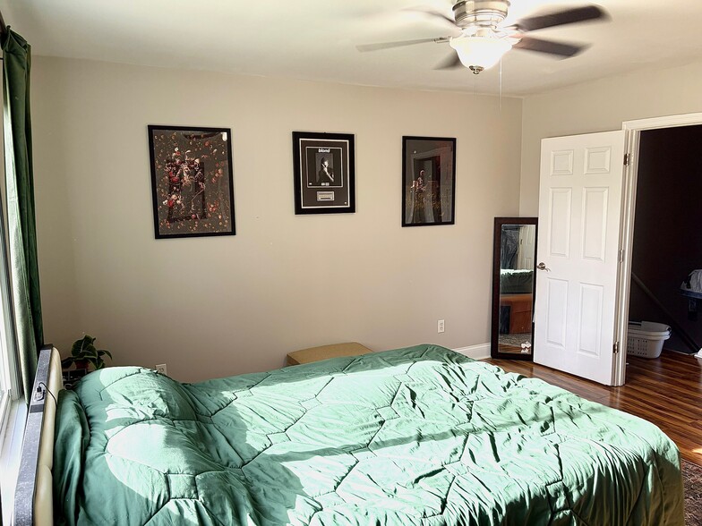 Bedroom 2.2 - 1330 Poplar Pointe SE