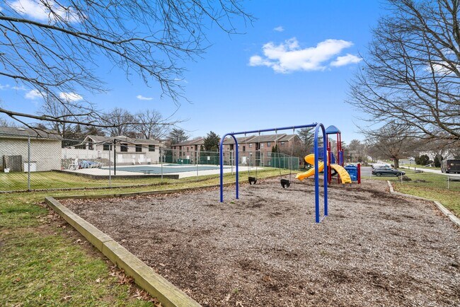 Building Photo - 3122 Valley Dr