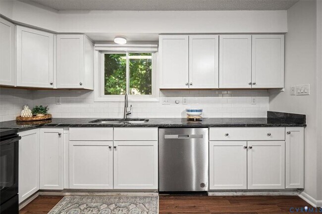 Building Photo - 3 Bedroom Townhome in Henrico!!!