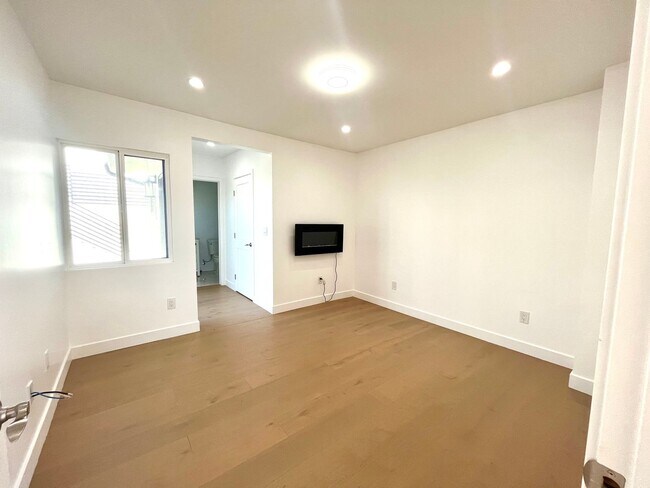 Building Photo - 624