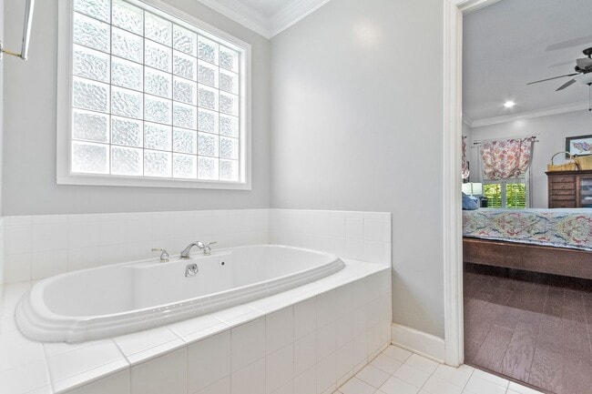 Building Photo - Beautiful 5 Bed 3.5 Bath Home! Available Summer 2026! Book Your Tour Today!