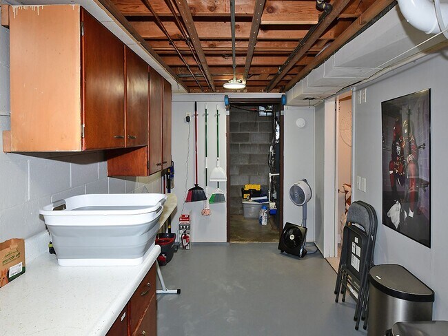 Building Photo - 619 S 68th St