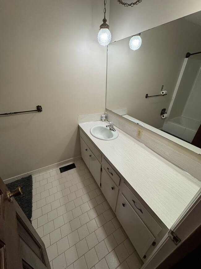 Building Photo - Beautuful Country Setting Just Minutes from Major Corridors