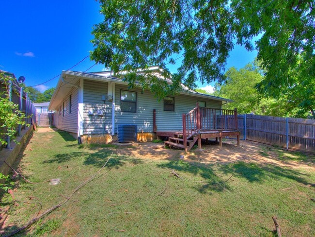 Building Photo - 3 Bedroom 1 Bath Home w/ 2 car garage in Shawnee