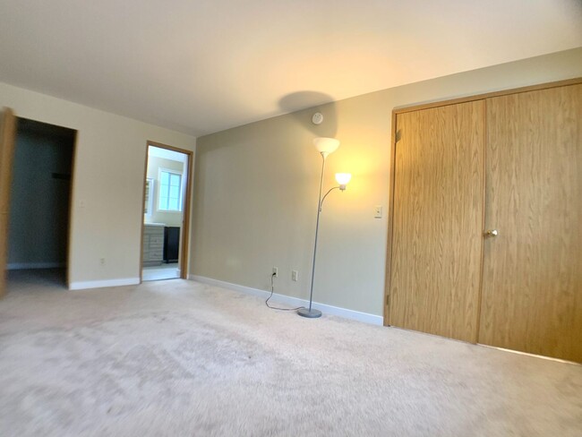 Building Photo - Great Townhome For Rent