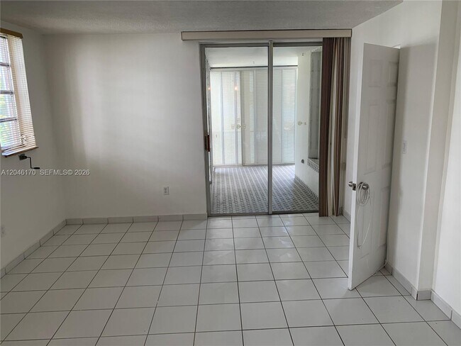 Building Photo - 2861 Leonard Dr