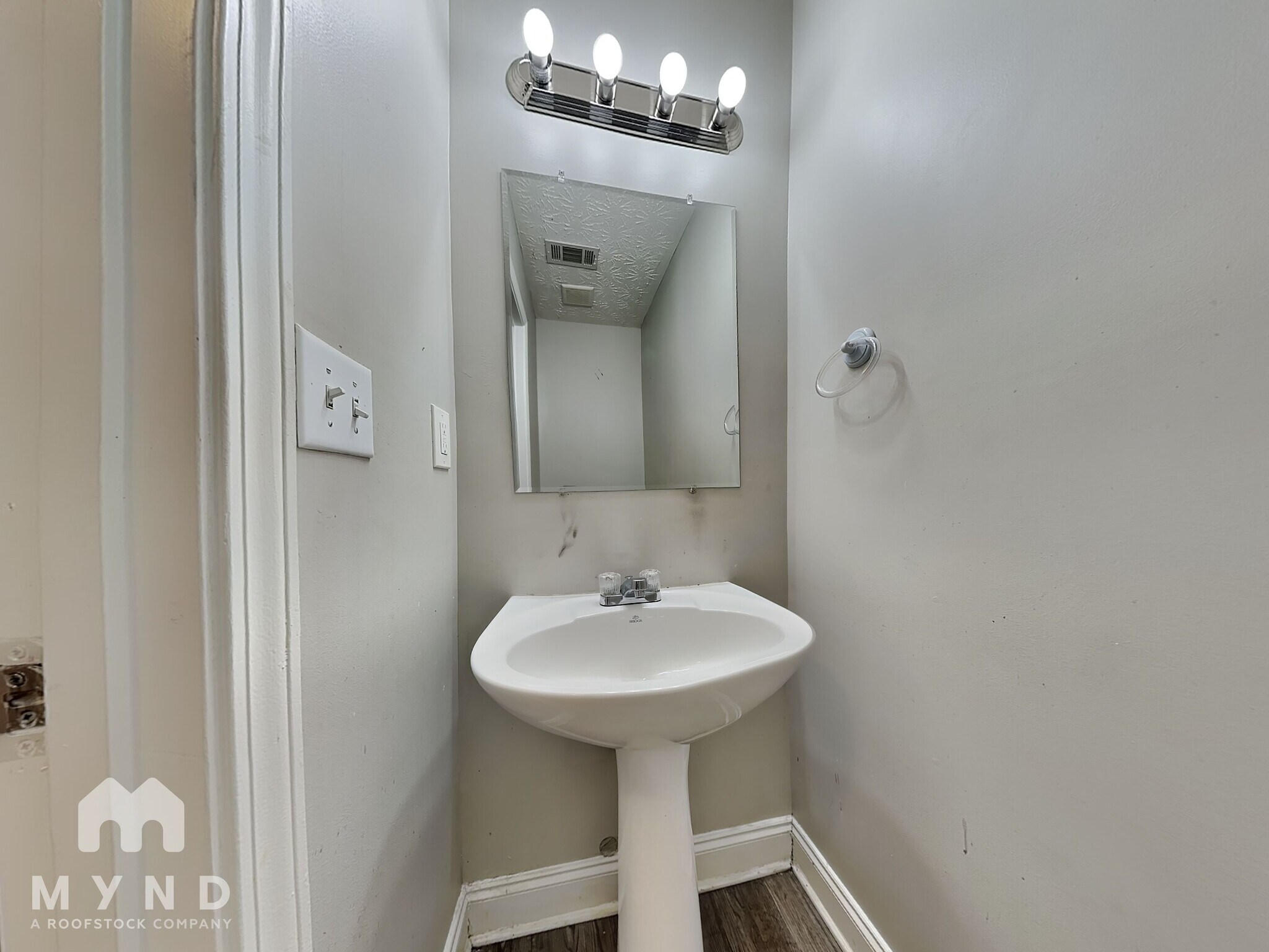 Building Photo - 111 Daisy Cir