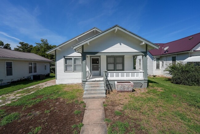 Primary Photo - 207 S Elm St