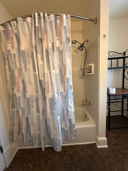 Full size tub/shower - 21 N Braddock St