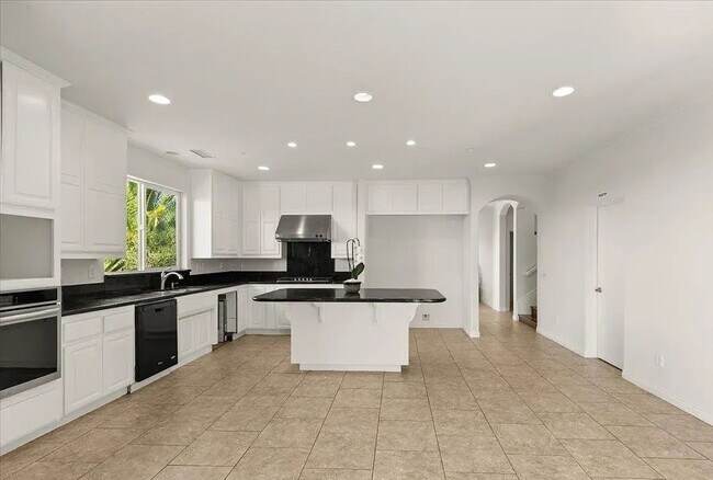 Building Photo - Vista Panoramic View 6 Bedroom 4.5 Bathroom Home for Rent