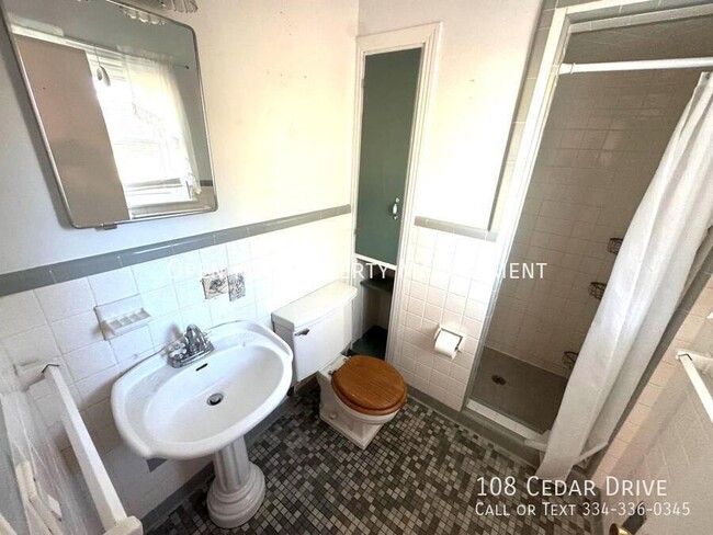 Building Photo - Charming and spacious 3-bedroom, 2-bath ho...