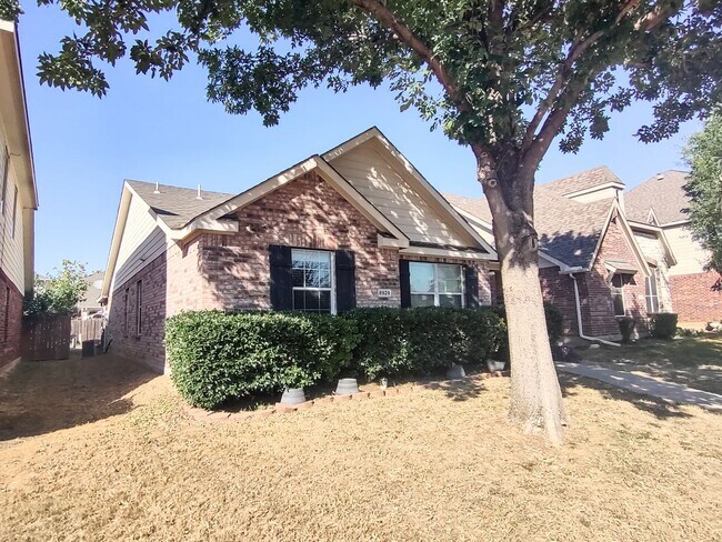 Building Photo - Beautiful home in nice neighborhood