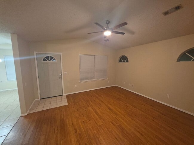 Building Photo - Nice 3 bedroom 2 bath home with fenced in ...