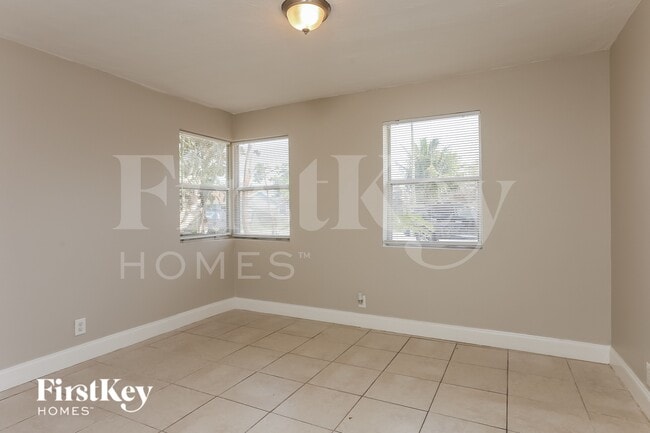 Building Photo - 1425 NE 29th St