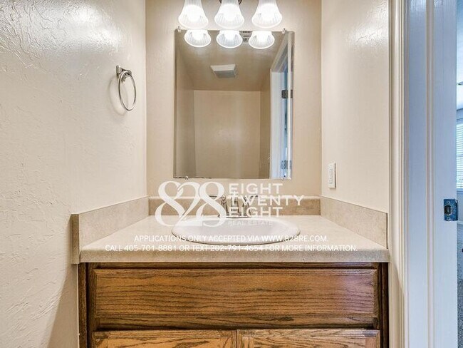 Building Photo - Spacious 2 Bed/1.5 Bath Norman Townhome Du...